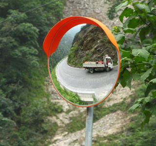 Зеркала на горных дорогах